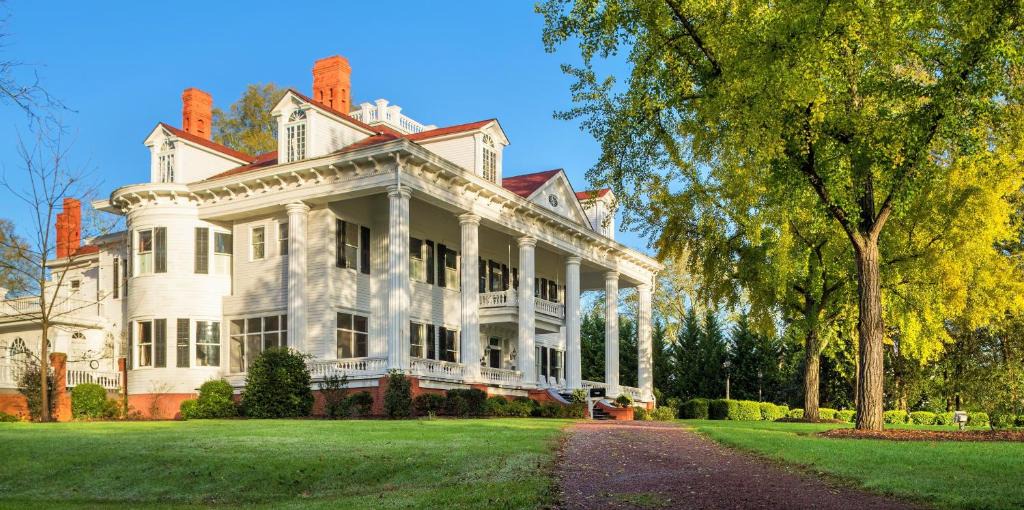Covington Hotel | The Twelve Oaks Bed & Breakfast