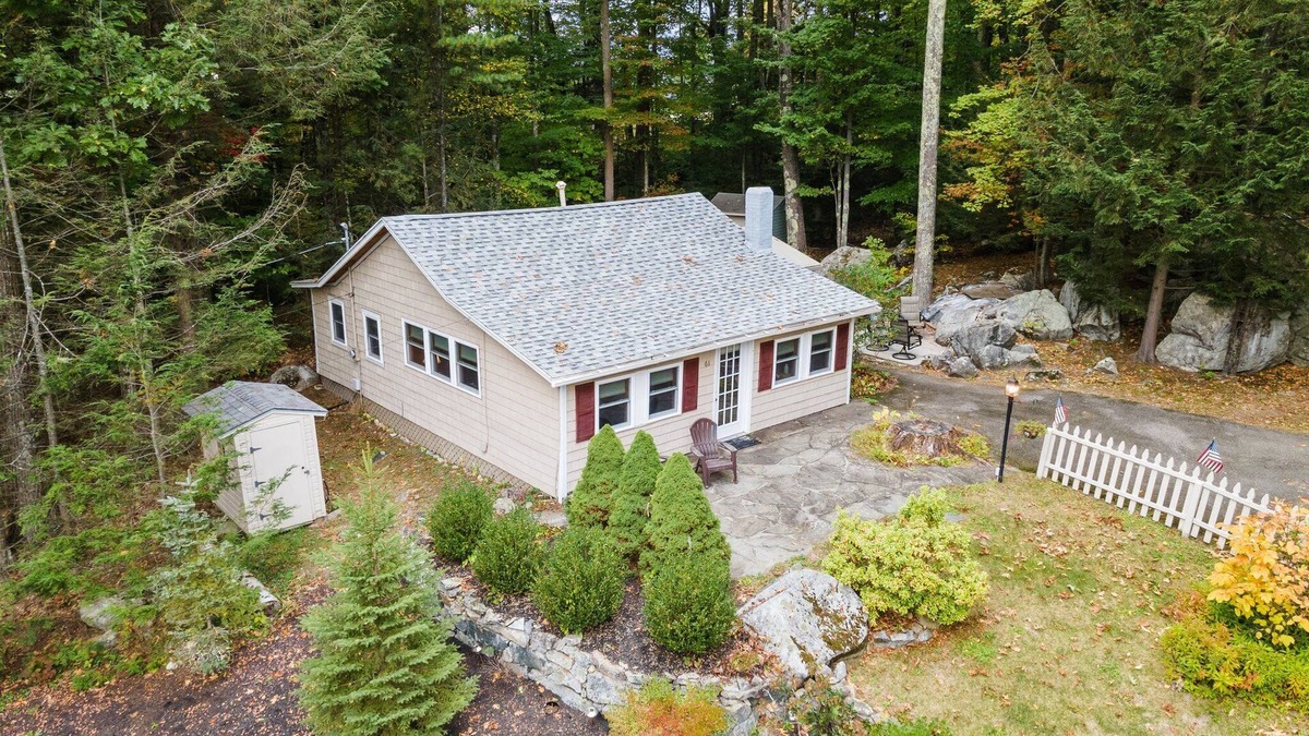 West Alton Cottage | The Ultimate Getaway at a Charming Two-Bedroom Lakeside Cottage on Winnipesaukee