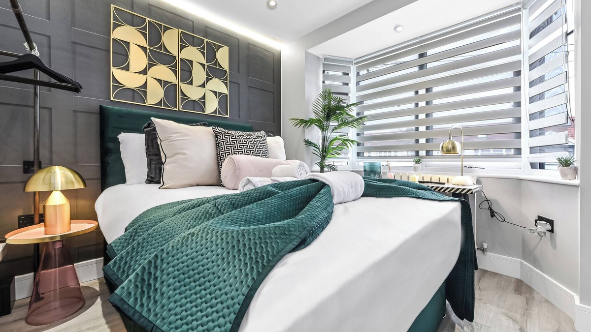 Turkey Street House | The Ultimate Hangout: 4BR Modern House with Garden