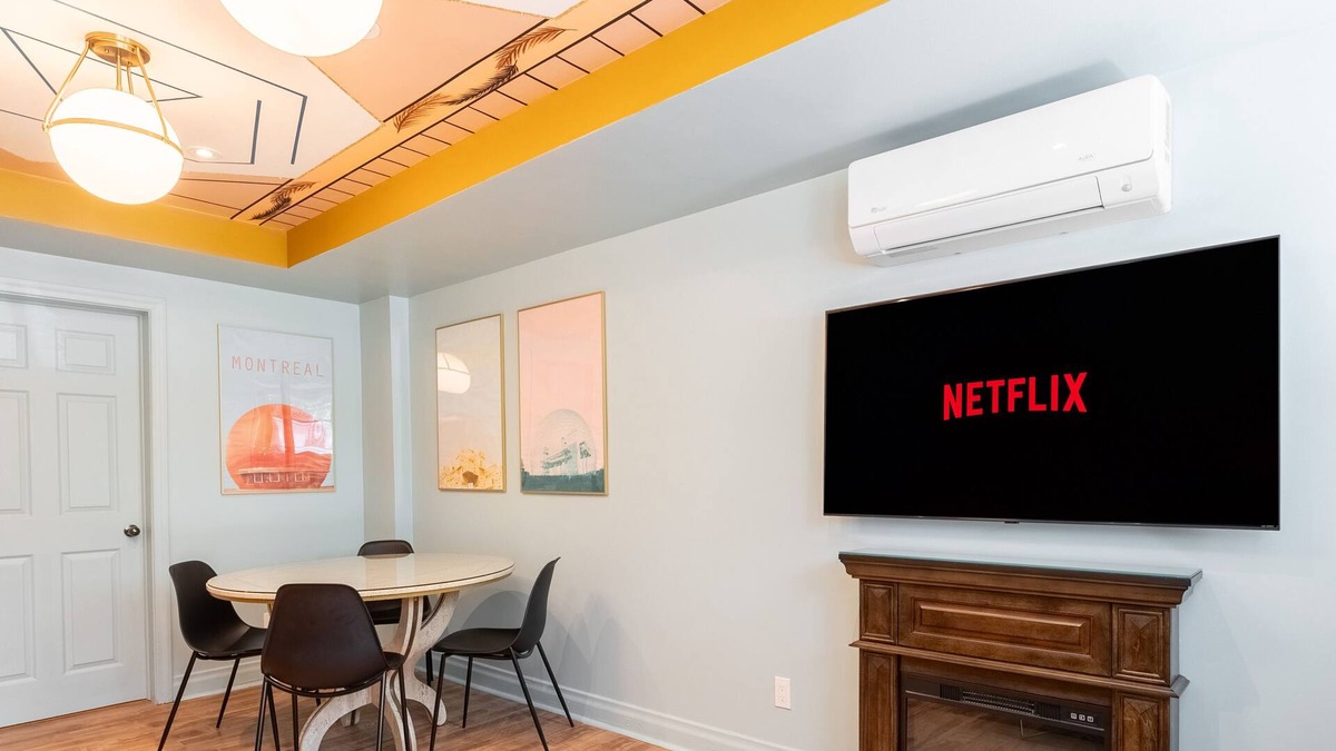 Ahuntsic Apartment | The Unforgettable | Metro | AC | TV | Renovated