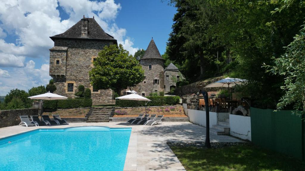 Bassignac-le-Bas House | The Unique Round Tower Gite at Chateau de Chauvac