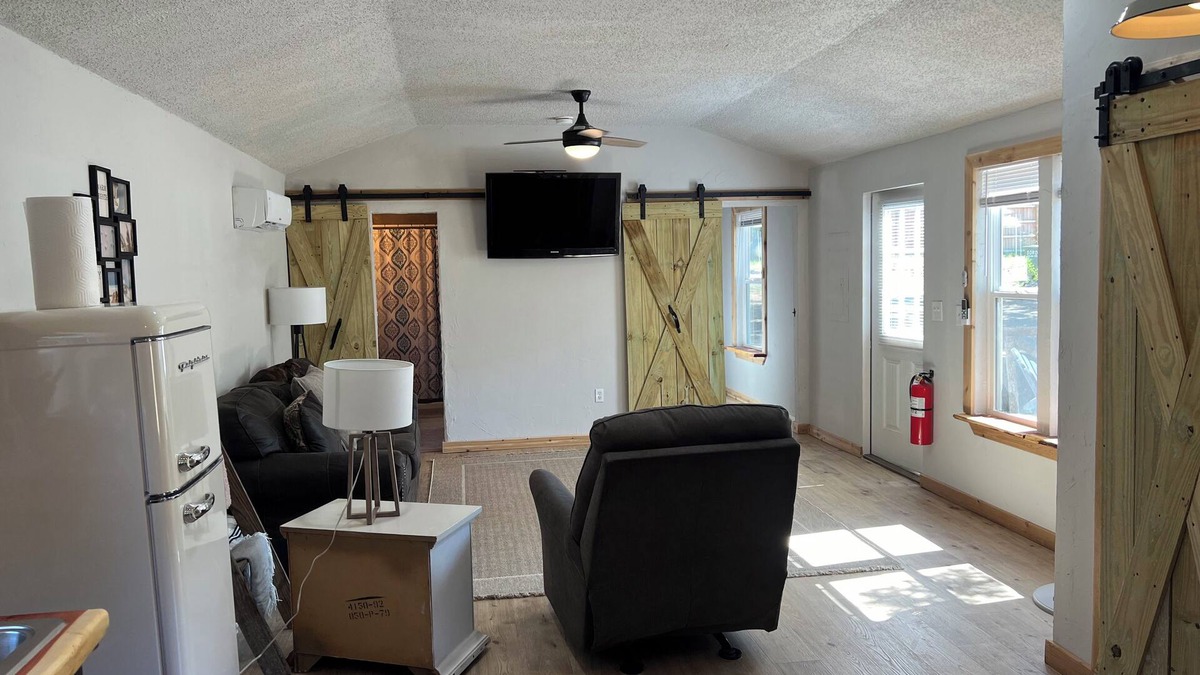 Kingston Cottage | The Unplug & Unwind Cabin - Pet Friendly