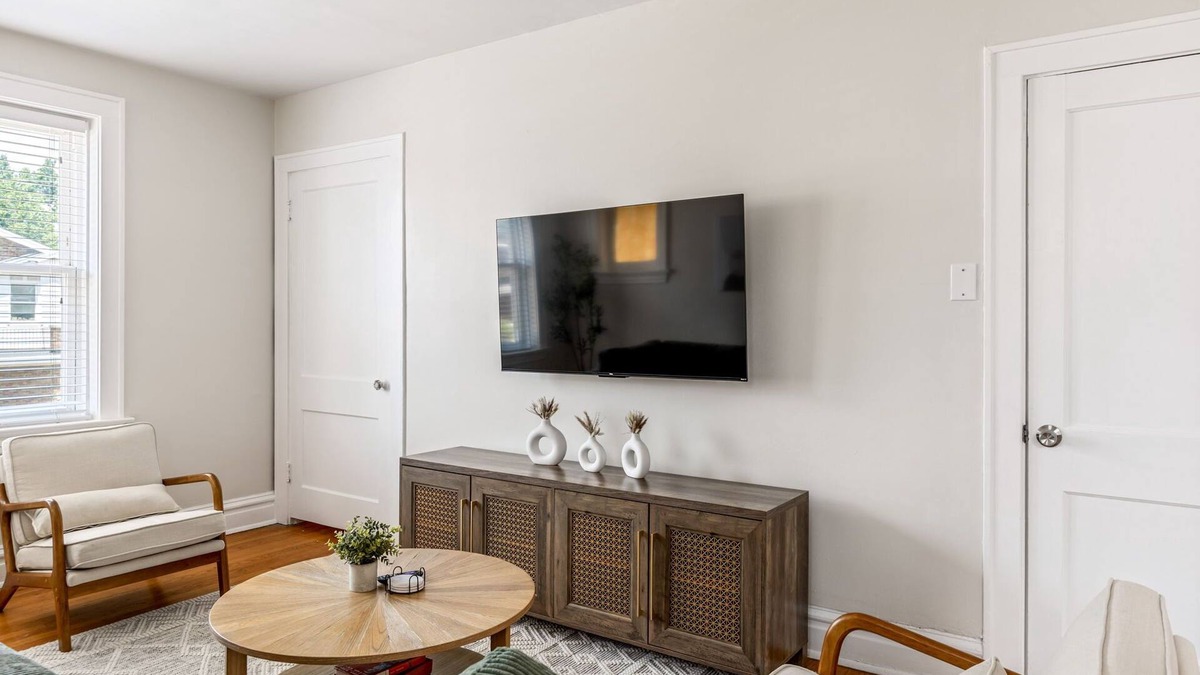 Lindenwood Park Apartment | The Upper Grove by StayLage