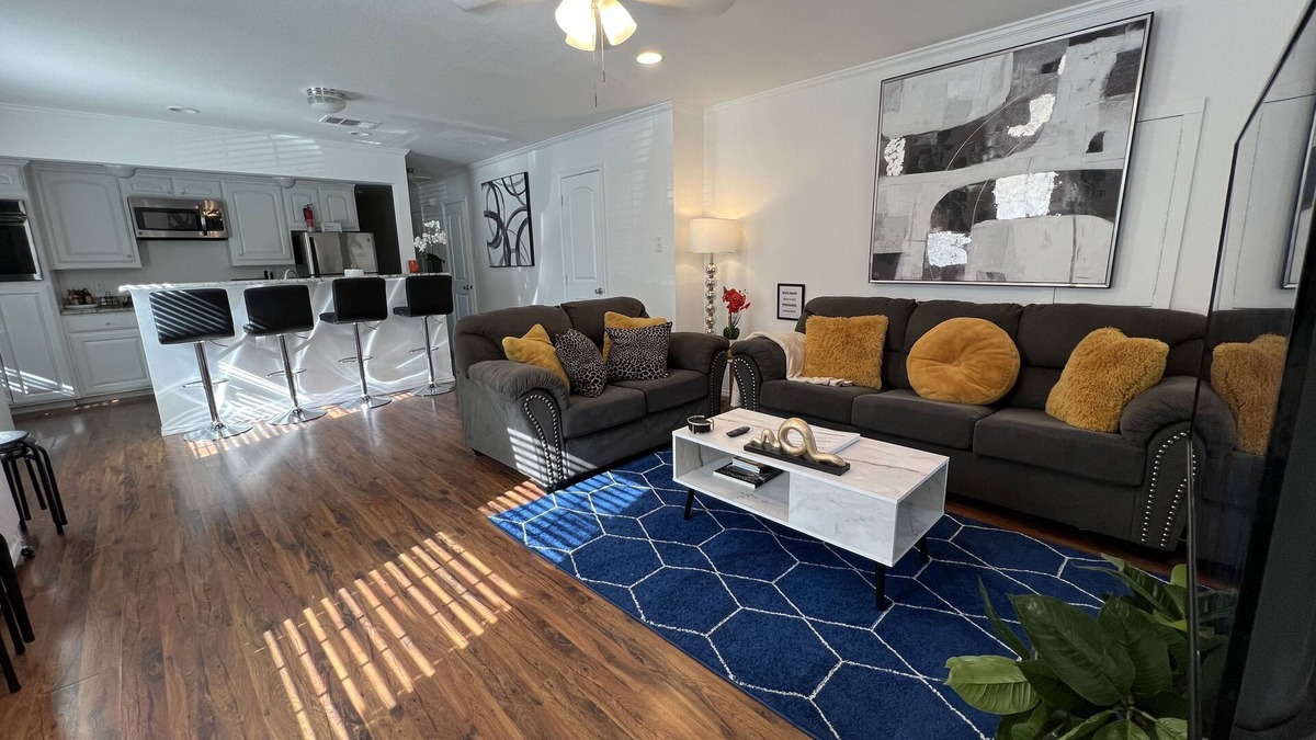 Uptown House | THE UPTOWN BUNGALOW-COVERED PARKING-Walkable Historic Neighborhood-PET FRIENDLY!
