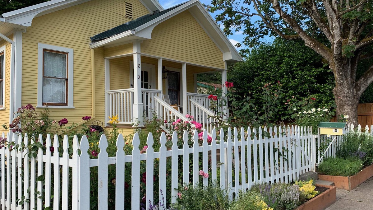 Newberg Cottage | The Valley Wine Cottage - Walk to tasting rooms and cute downtown Newberg