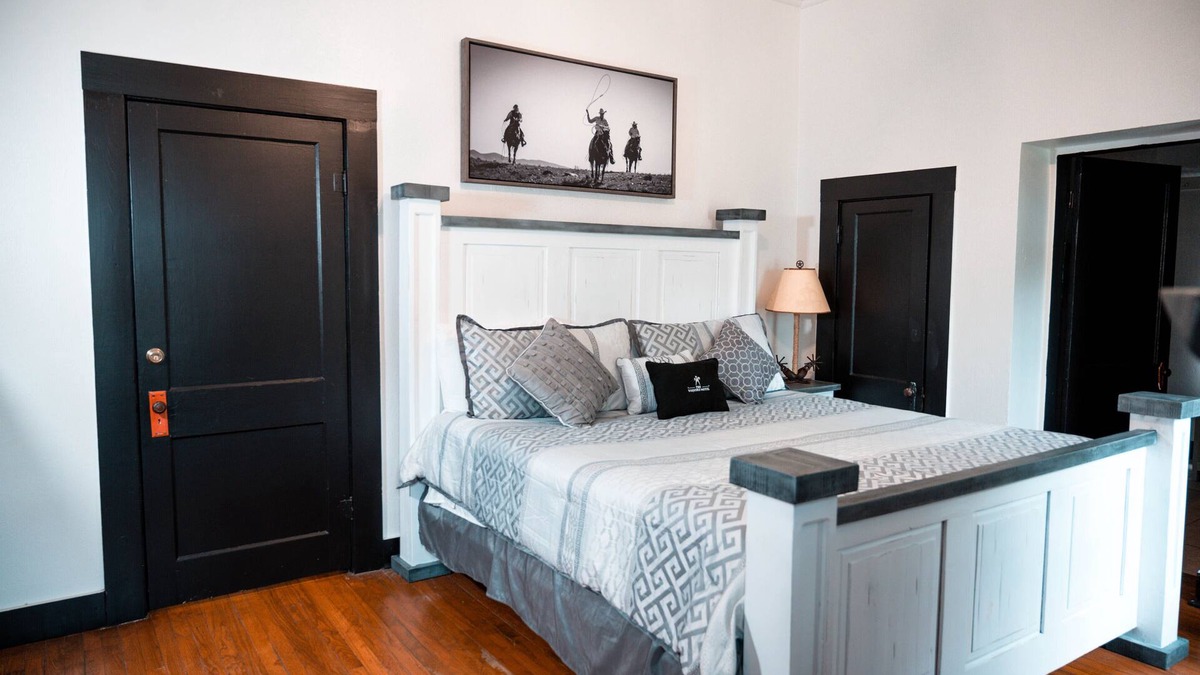 Bandera Other | The Vaquero Motel Farmhouse Suite with the best location in town