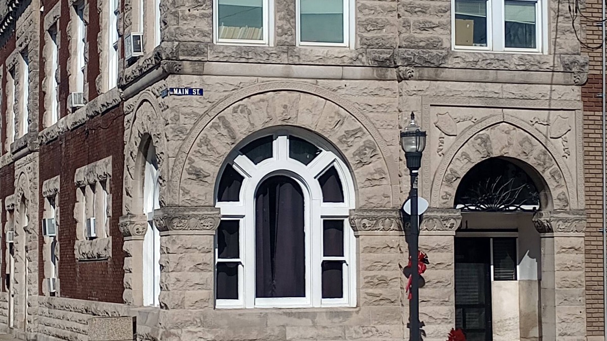 Fairfield House | The Vault /Historical 1800s Bank 7min Off I-64. Downtown Main street
