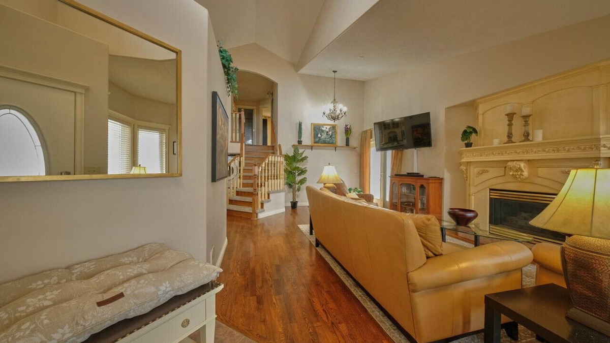 Arbour Lake Apartment | The Venetian by Grenadier Luxury Suites, Sleeps 8 Family Friendly