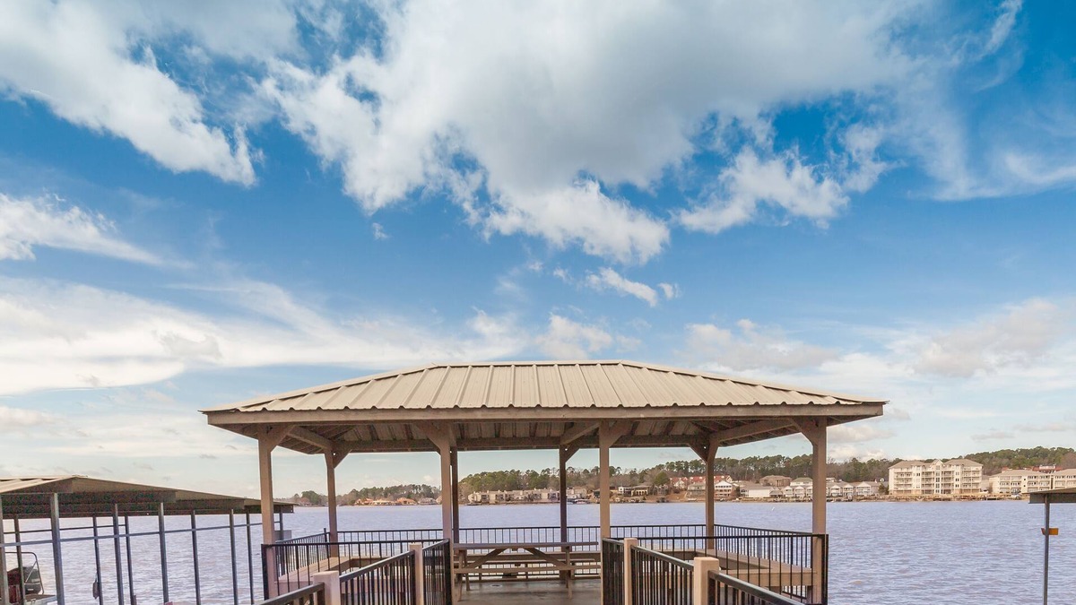 Lake Hamilton Condo | "The Veranda" Lake Hamilton Retreat for 6: Great sunsets and fireworks views!