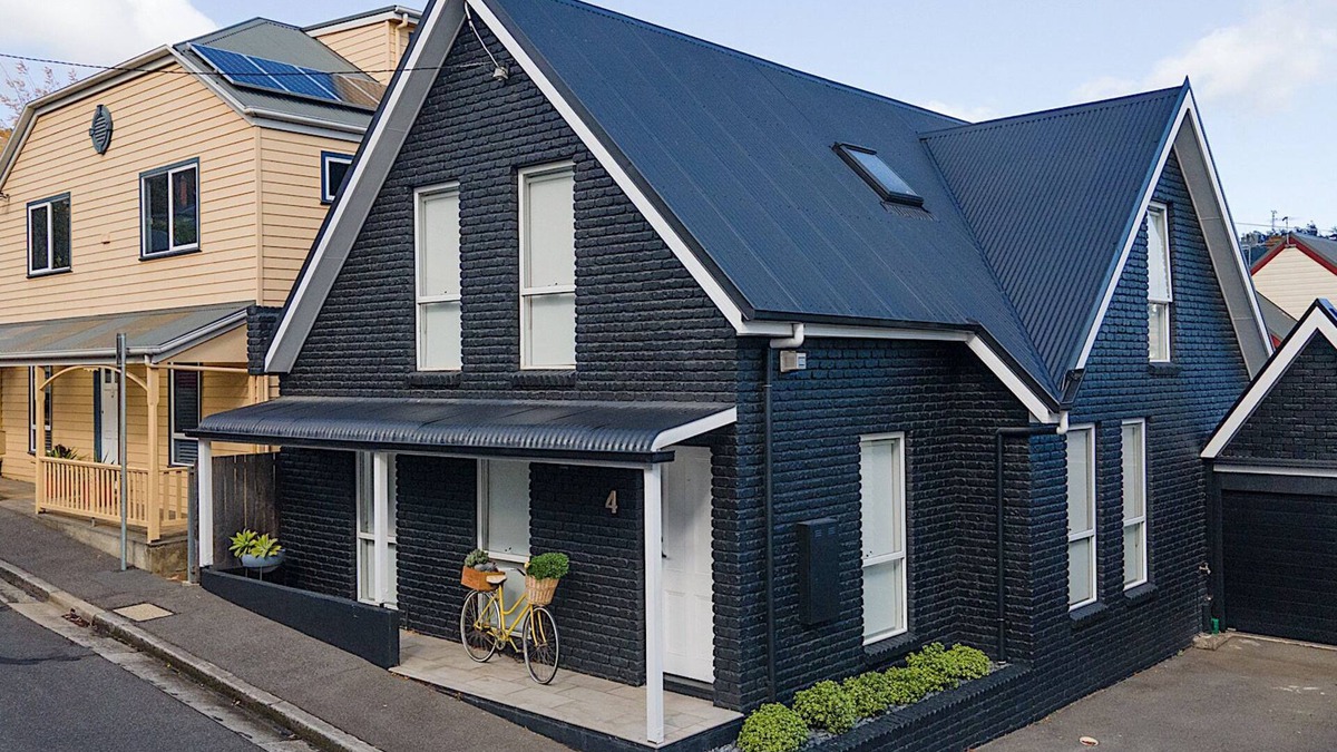 Launceston CBD House | The Very Trendy Black House