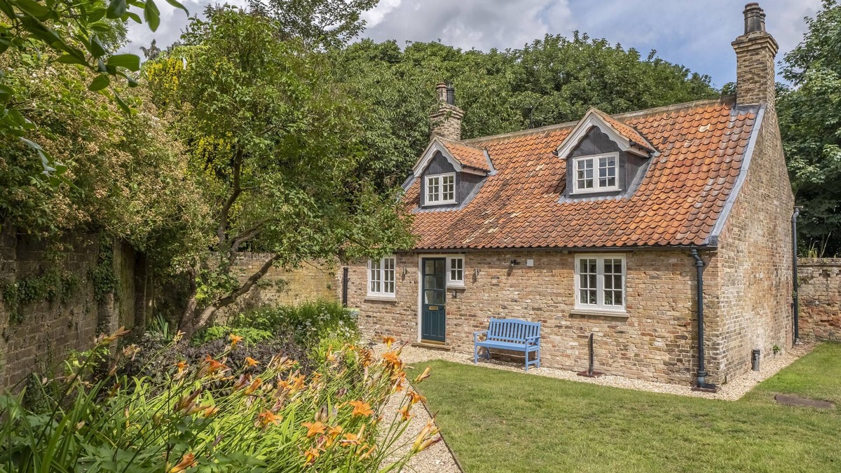 Great Limber Cottage | The Vicarage Cottage - an idyllic cottage in Great Limber sleeping 4 guests
