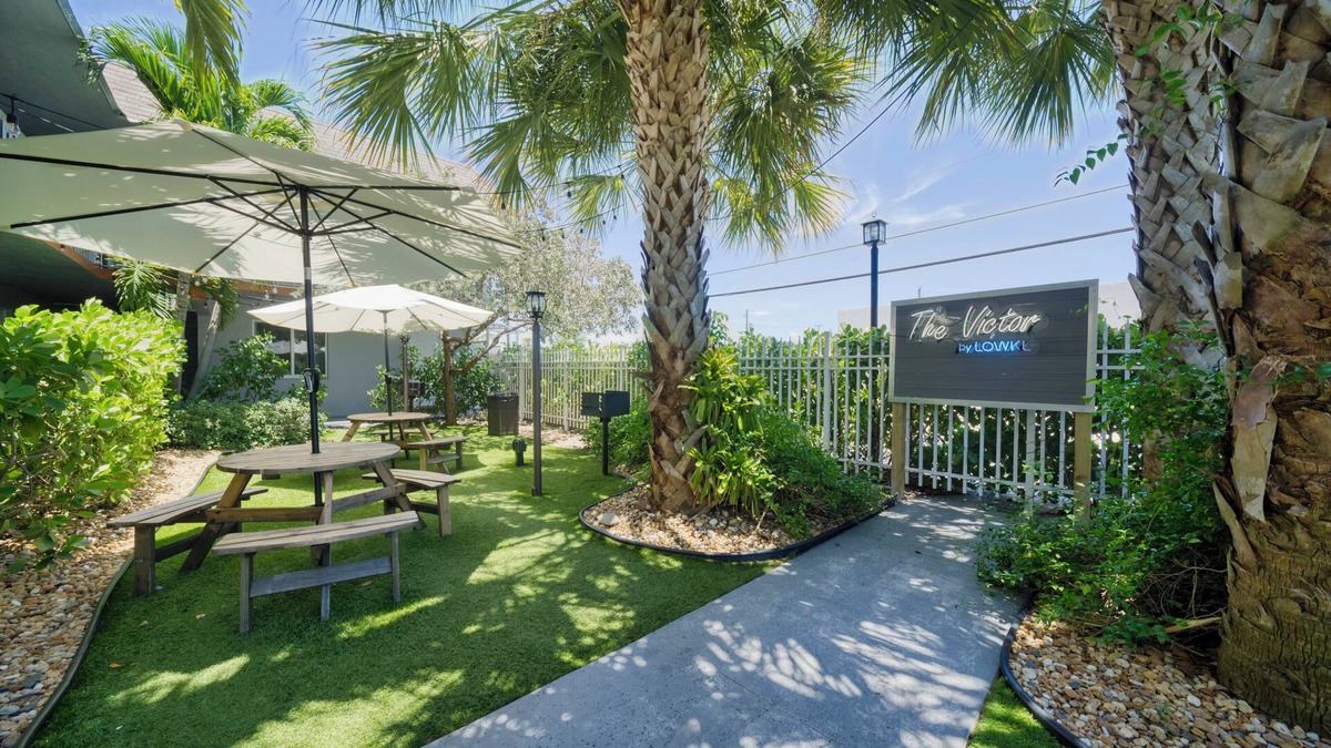 Central Oakland Park Apartment | The Victor Apartments by Lowk