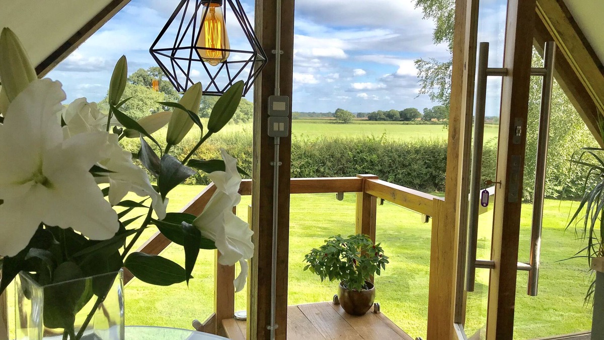 Nantwich Apartment | THE VIEW, CHESHIRE COUNTRYSIDE STUDIO WITH TUB BATH & HOT TUB, NEAR NANTWICH