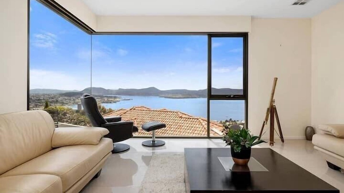 Sandy Bay House | "The View" Luxury home 5 bed/3 bath 3km to Casino.