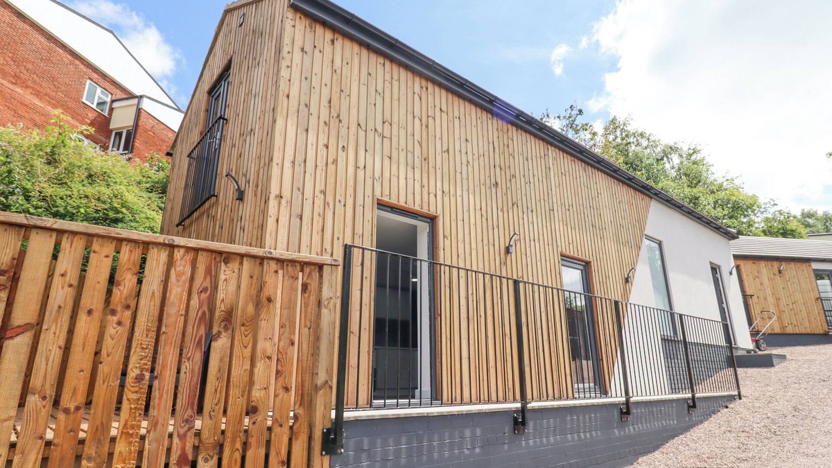 Hartshill Cottage | THE VIEW, romantic, with a garden in Hartshill