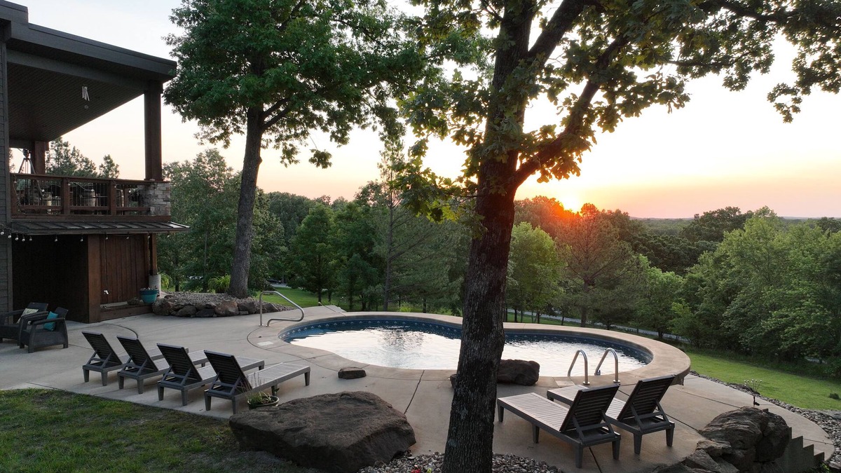 Equality Cabin | THE VIEWS! Minutes from Garden of the Gods, Shawnee with Highland cows & a pool!