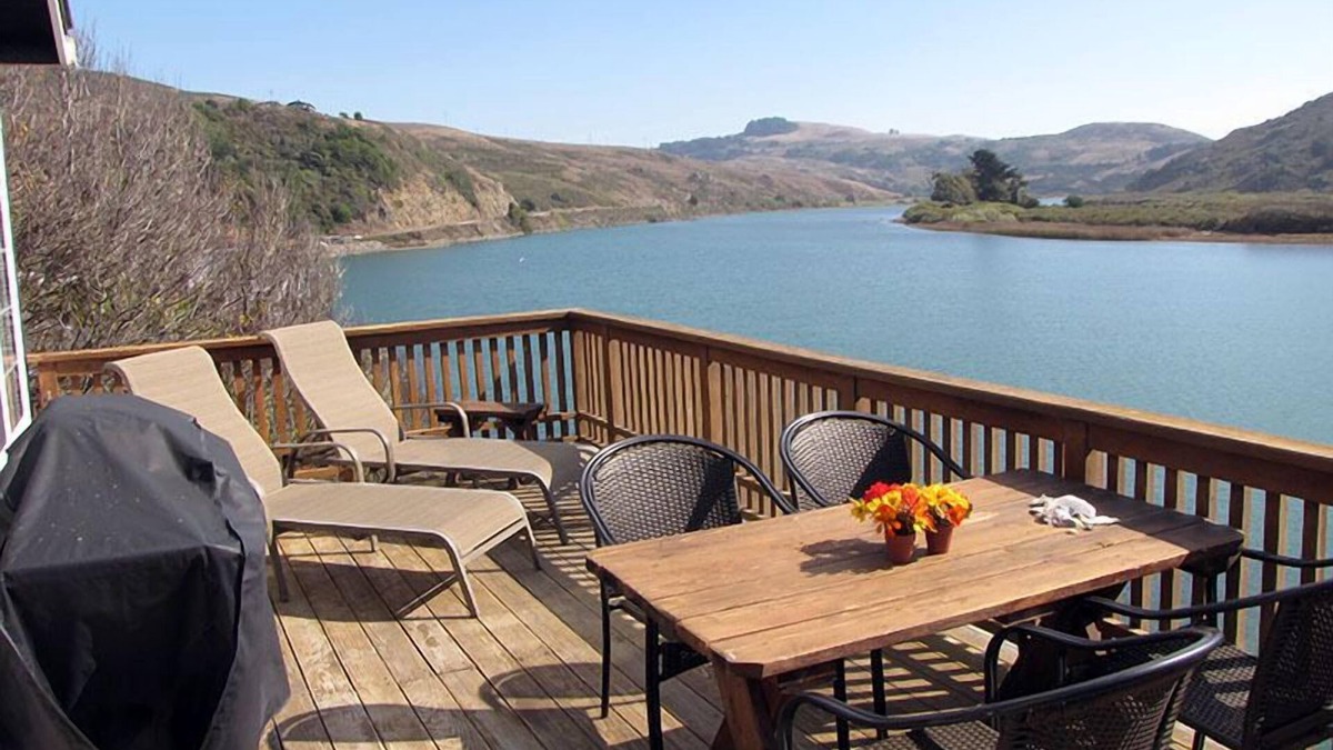 Jenner House | The Viking House-Charming Riverfront Home Breathtaking Views Amenities Starlink