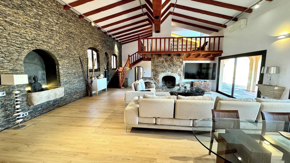 Cerdanyola del Valles Ski Chalet | The Village - Chalet con Todo el Ocio Possible