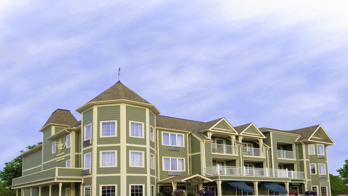 Lakefield Hotel | The Village Inn