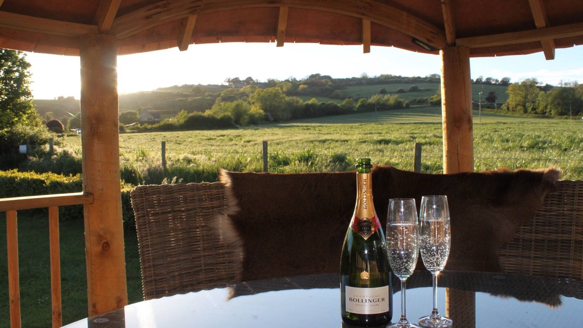 Winchcombe Apartment | The Vine - A Luxurious House Wing with Stunning Views & Skylight for Stargazing