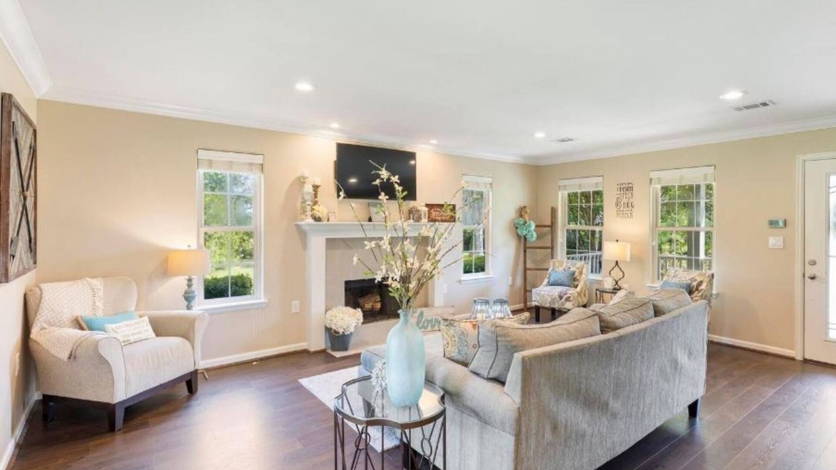 New Ulm Cottage | The Vine - Elegant "Wild Rose" Cottage on Vineyard with Private Lake, Sleeps 4