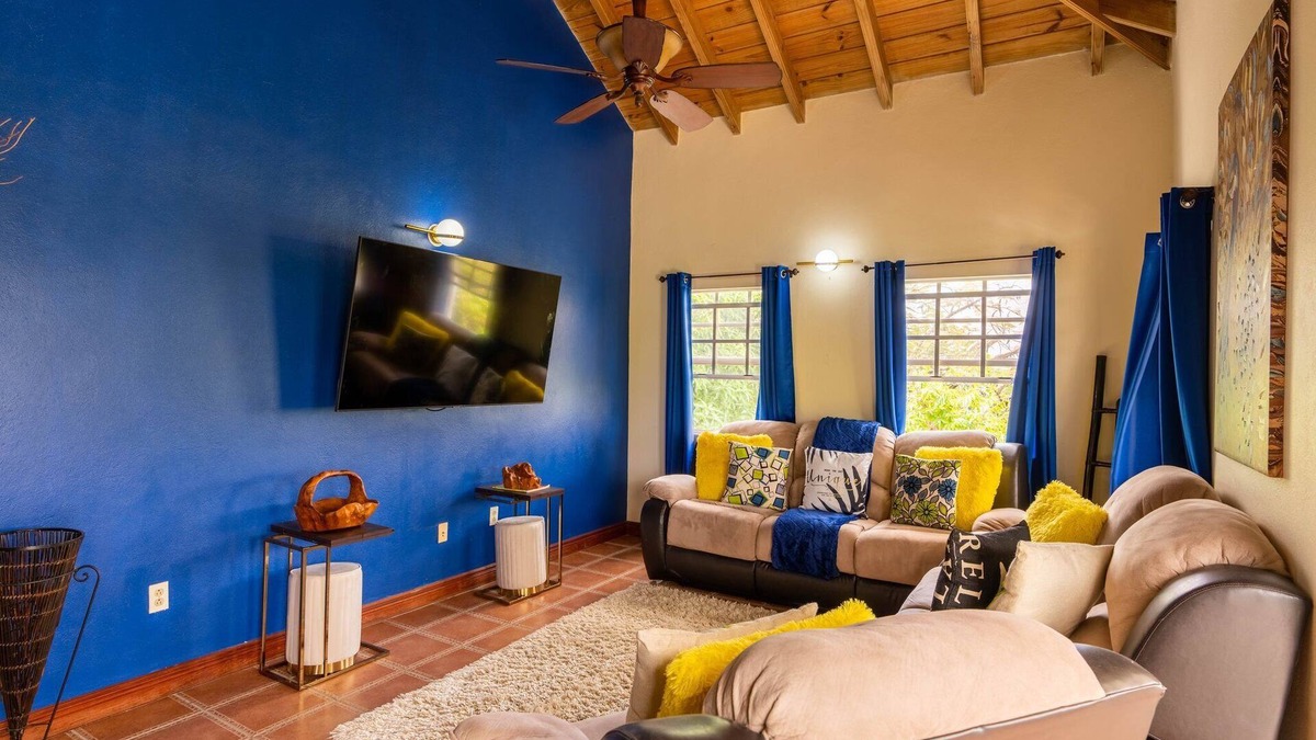 Charlestown Villa | The Vintage Sanctuary - 3 mins drive to the beach!