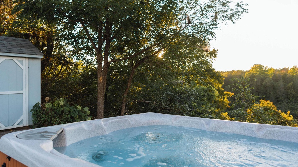 Ameliasburgh House | The Vue in PEC - Hot Tub & Steps to the Lake