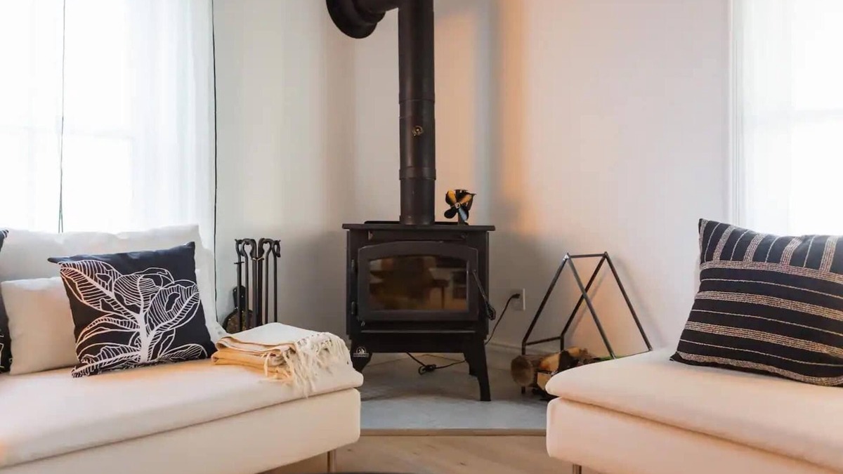 Ameliasburgh House | The Vue - Nestled by Roblin's Lake with a Hot Tub