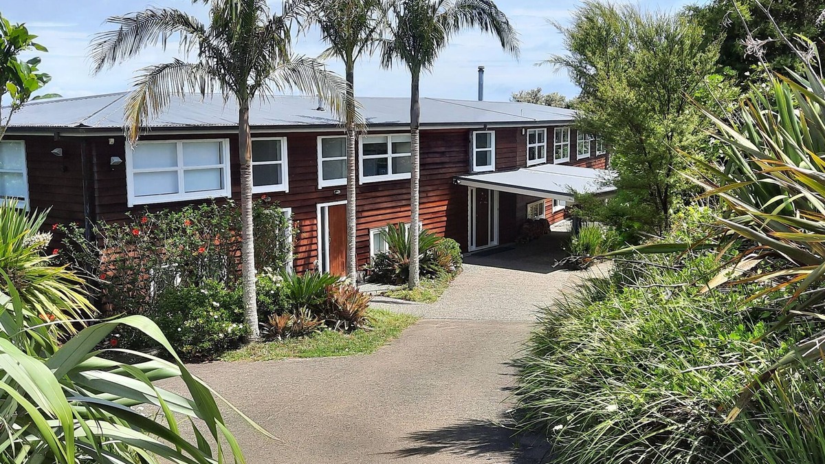 Waiheke Island Cabin | The Waiheke Lodge - Comfort for 24