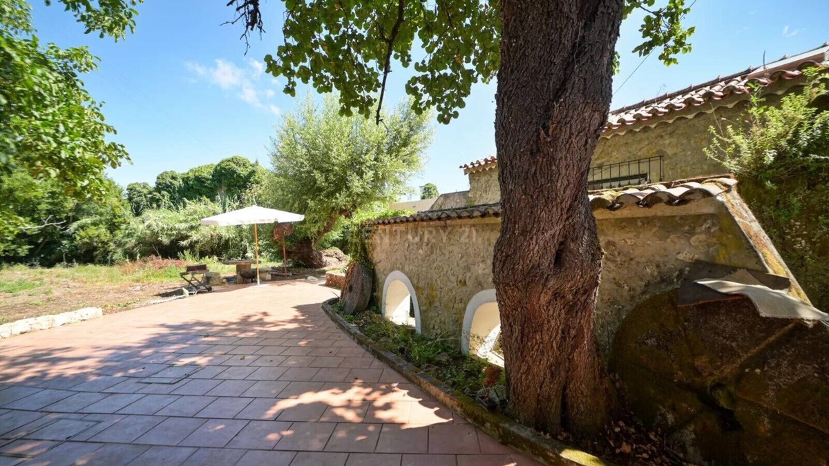 Almoster Cottage | The walnut house offers the calm and comfort of a country house