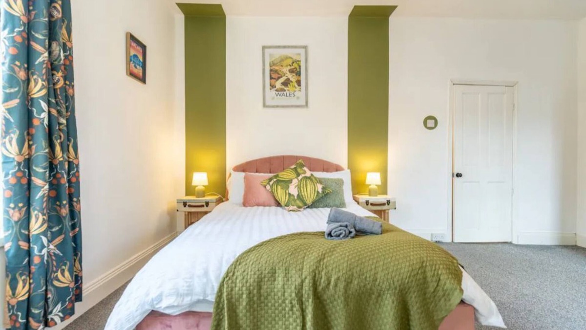 Splott House | The Wanderer - Lovely 3bd House - upto 10 guests.