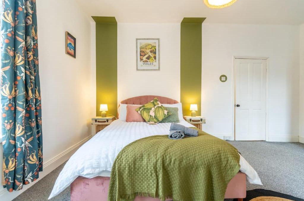 Splott House | The Wanderer - Lovely 3bd House - upto 10 guests.