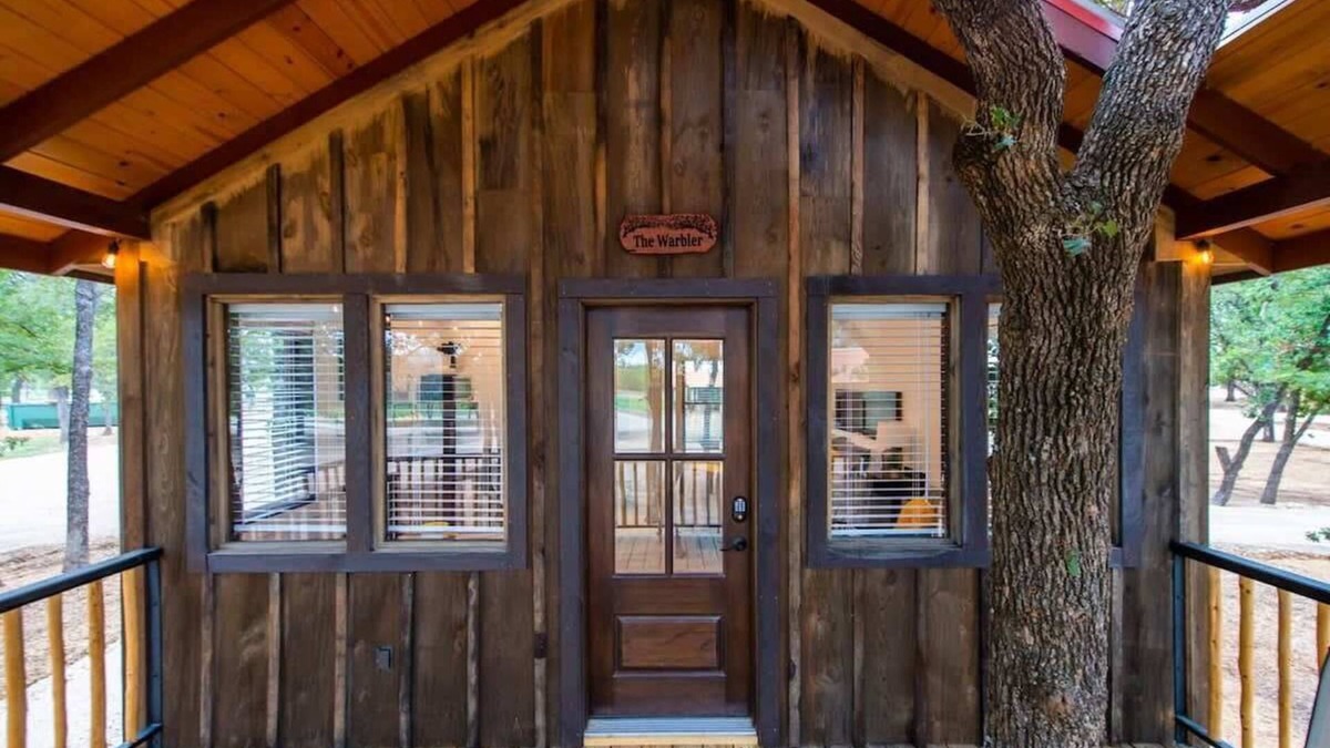 Elm Mott RV Rental | The Warbler Treehouse 15 MIn to Magnolia & Baylor