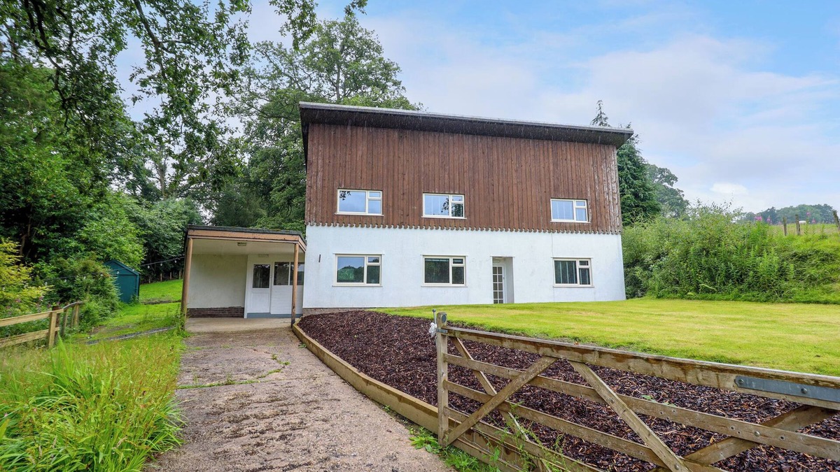 Newtown Cottage | THE WARDENS HOUSE, pet friendly, character holiday cottage in Newtown