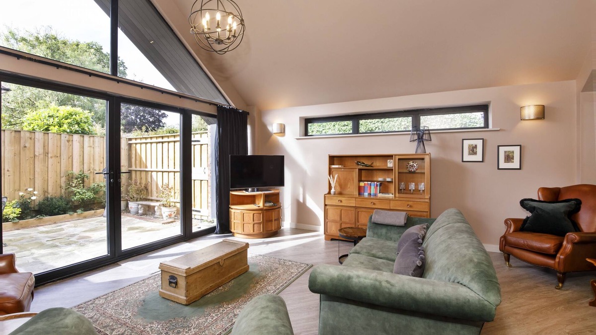 North Sea Cottage | The Warehouse - sleeps 4 guests in 2 bedrooms