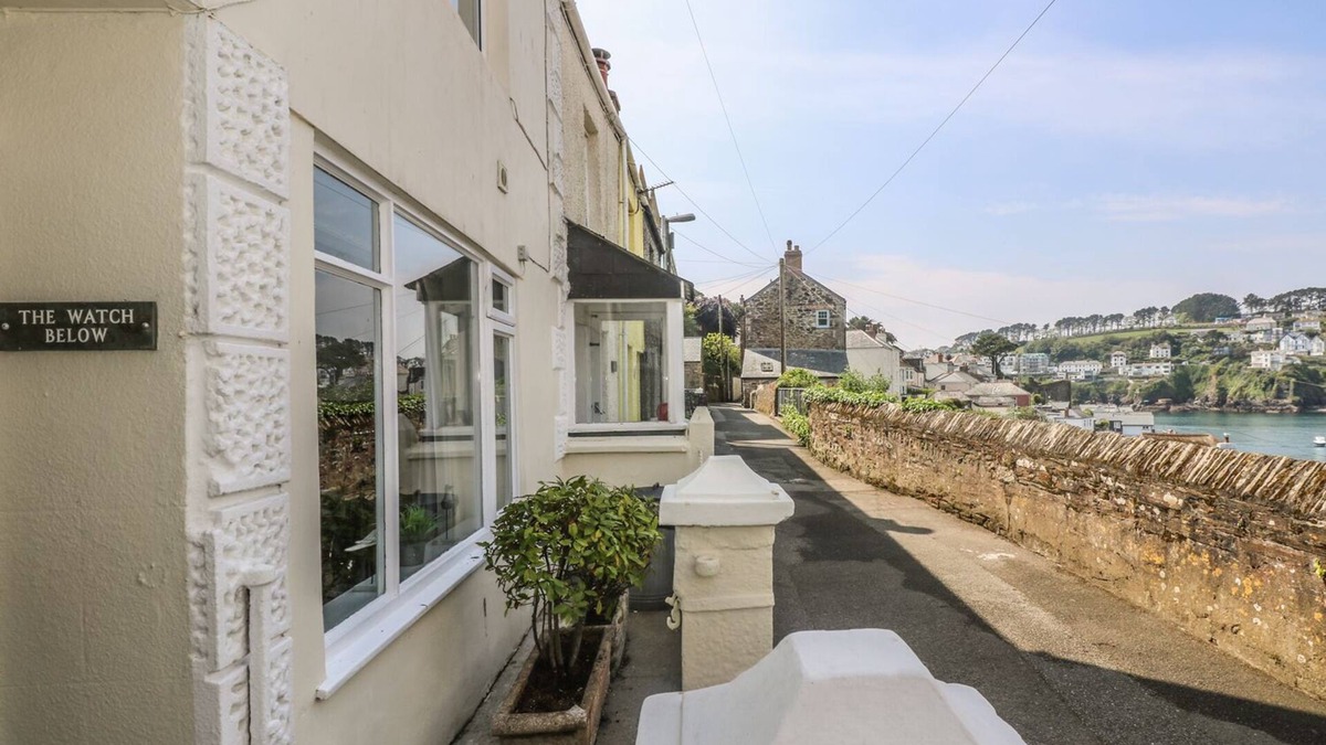 Polruan Apartment | THE WATCH BELOW, pet friendly, character holiday cottage in Polruan