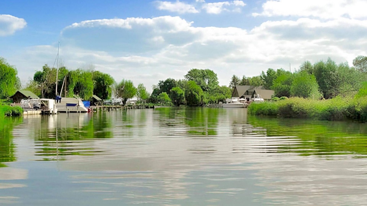 Meesiger Boat Rental | The water camper is simply and practically furnished.
