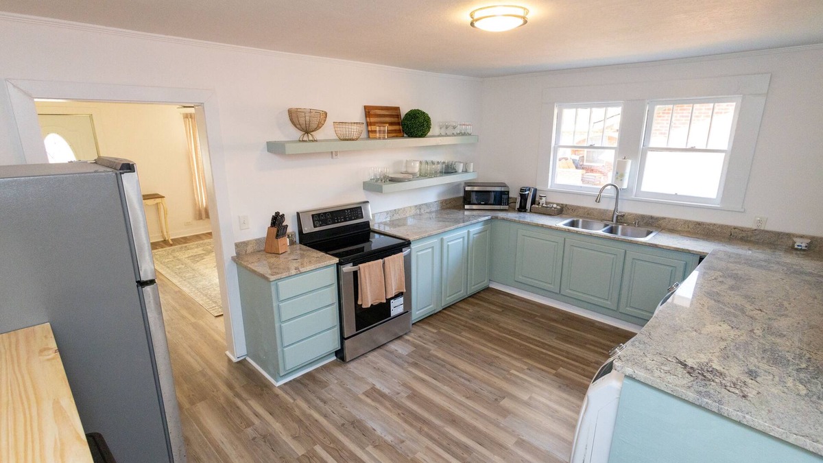 Hattiesburg House | The WATER PARK & ZOO are less than a block away! B