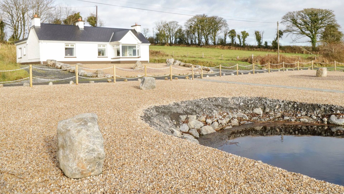 Ballyroddy Cottage | THE WATER'S EDGE, family friendly in Boyle, County Roscommon