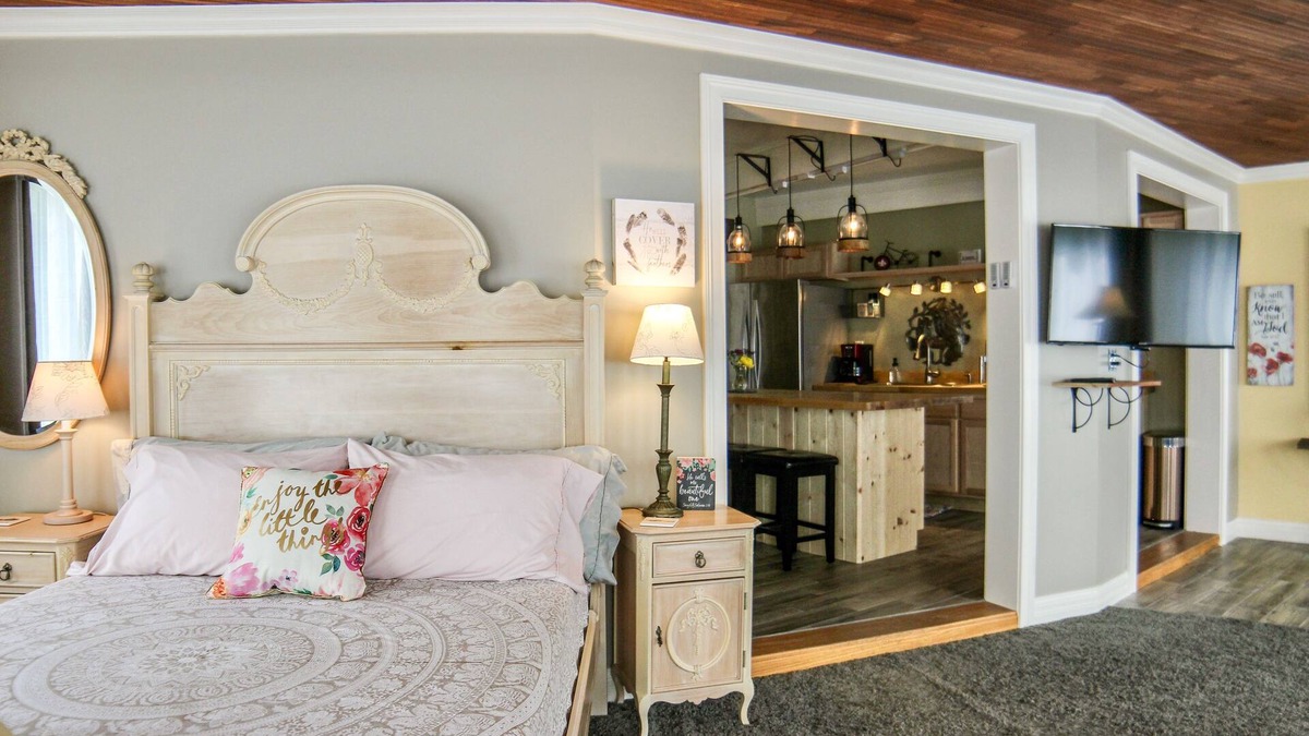 Pendleton Apartment | The Waterfall Suite Studio Apartment With Kitchen and Hot Tub!