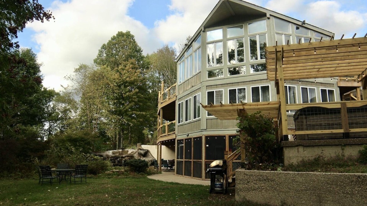 Pendleton House | THE WATERFALL WALKOUT & HILLTOP RETREAT, SLEEPS 10+, 4BR*2BA