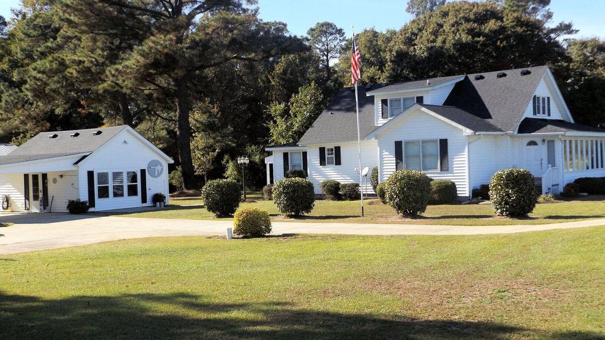 Harbinger House | The Waterfield Place is a lovely 8 person home on 5 acres near the Outer Banks.