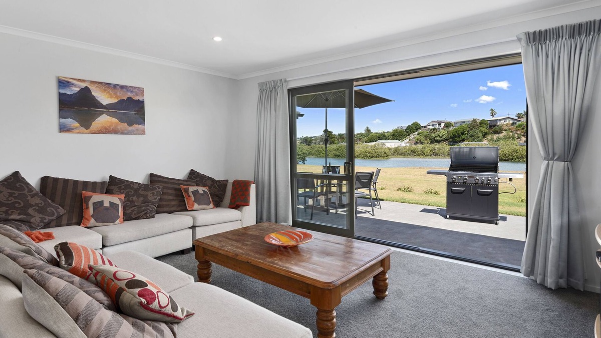 Ruakaka Cottage | The Waterfront Ruakaka - Ruakaka Holiday Home