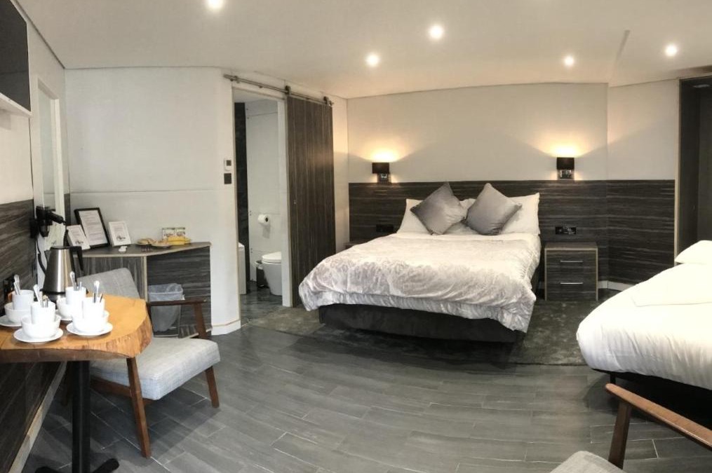 Hillingdon Hotel | The WatersEdge, Canal Cottages