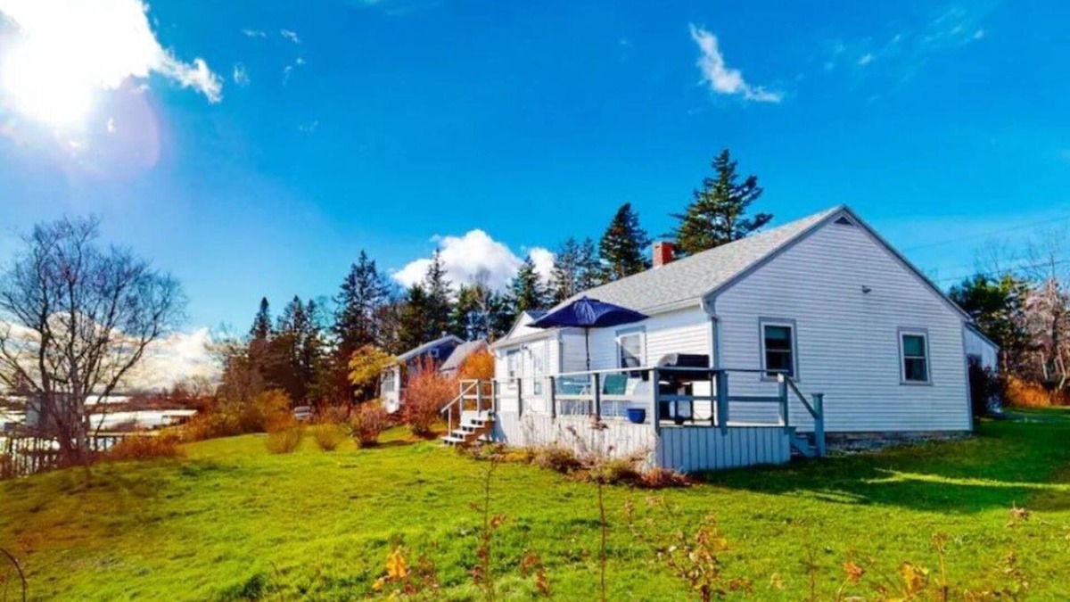 Cushing House | "THE WAY LIFE SHOULD BE"nWATERFRONT OASIS/ HARBOR VIEWS AND A SHARED DOCK.n