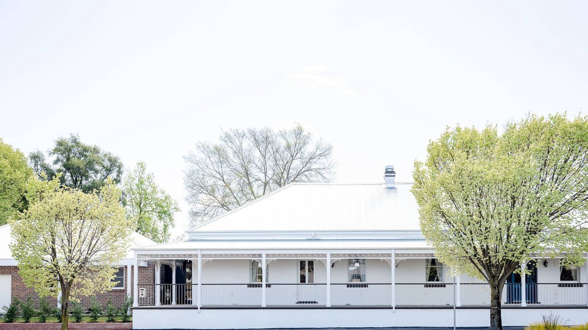 Orange House | The Welcome Inn | Central Orange | Large and newly renovated