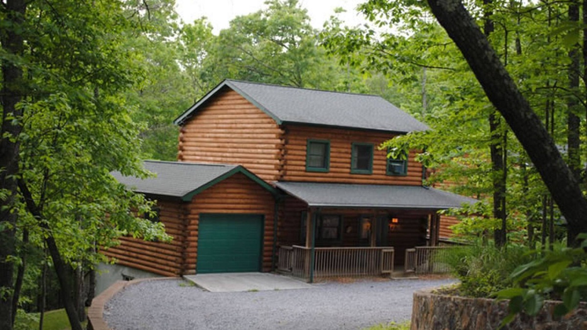 True Cabin | The West Virginian 3 storey log cabin in 10 acre wooded area adjacent to Pipestem State Park and Resort.