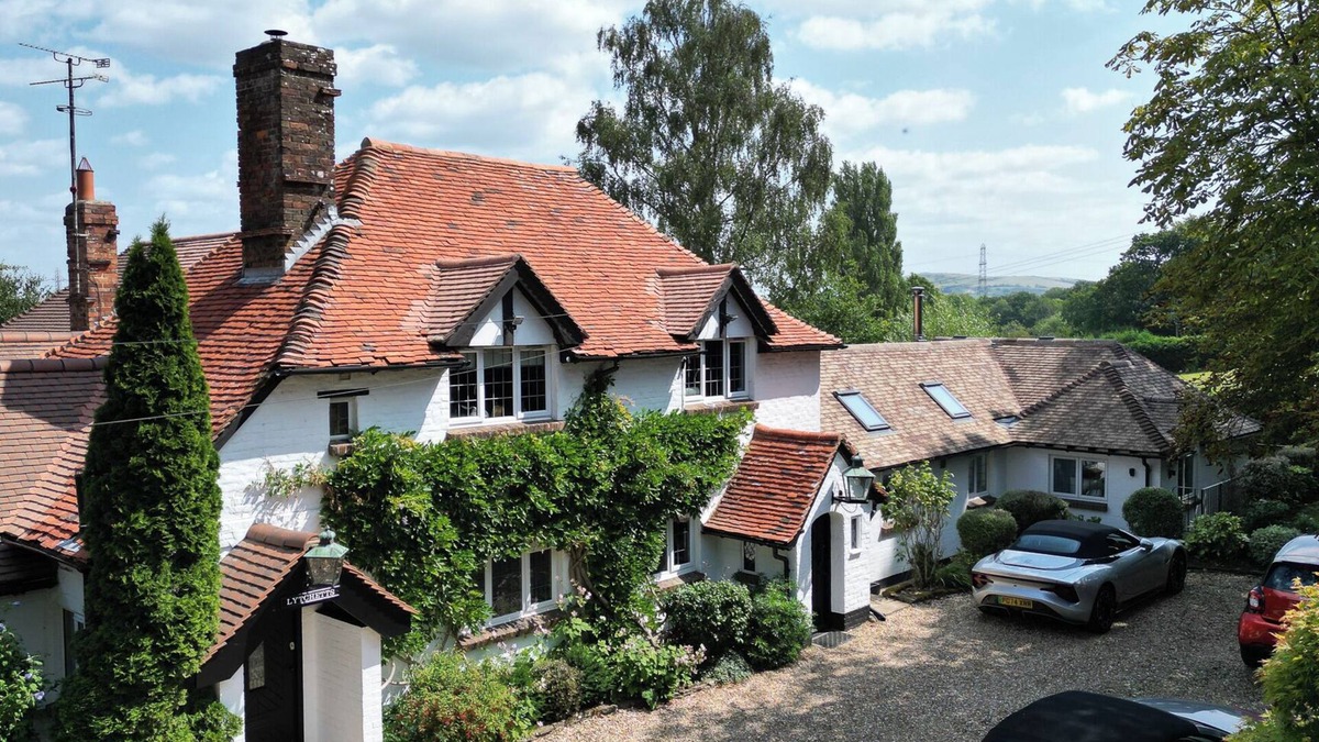 Woodmancote House | The West Wing – A Luxurious Country Escape Near Brighton, with Hot Tub & Pool