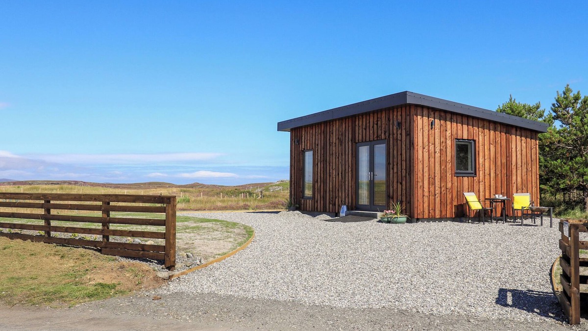 North Uist Cottage | THE WHEELHOUSE, romantic, country holiday cottage in Balivanich