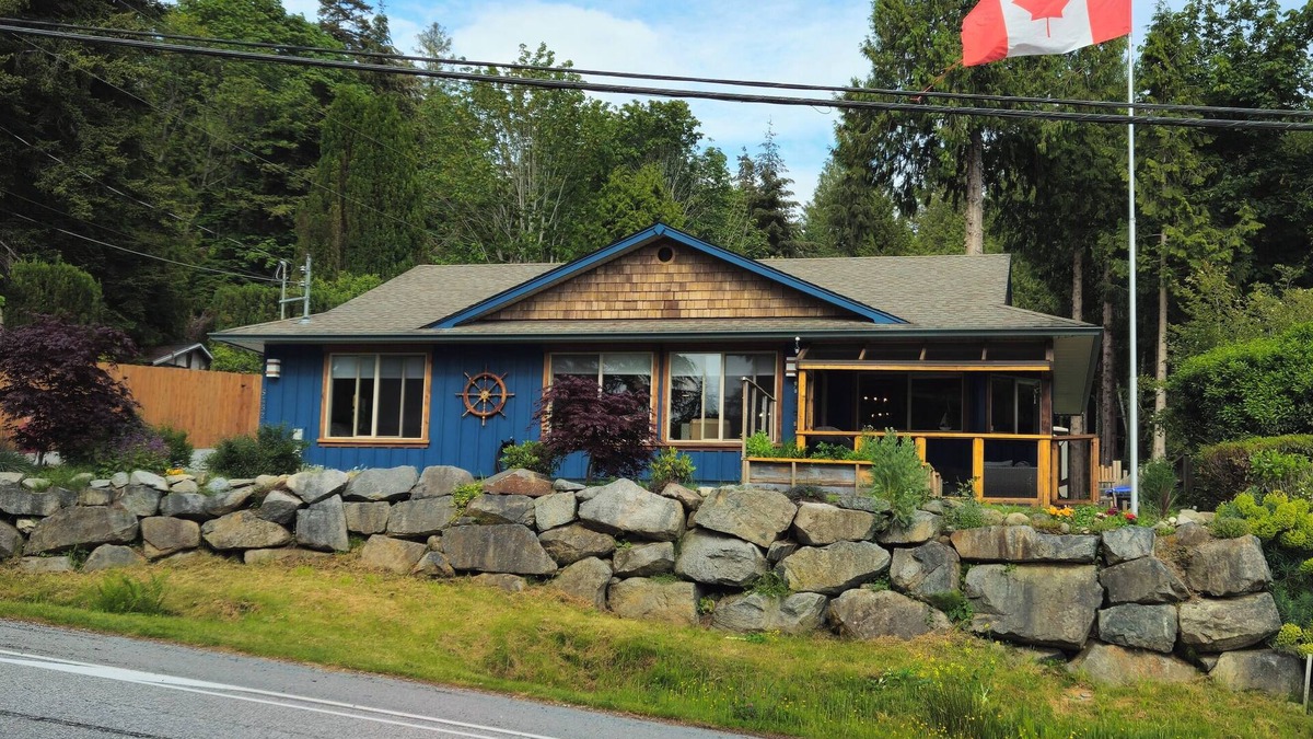 West Sechelt House | "THE WHEELHOUSE" - Luxury Ocean View Vacation Home.